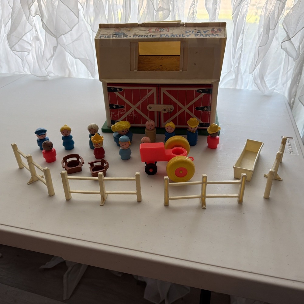 Vintage 1977 Fisher Price Play Family Farm #915 12 Little People